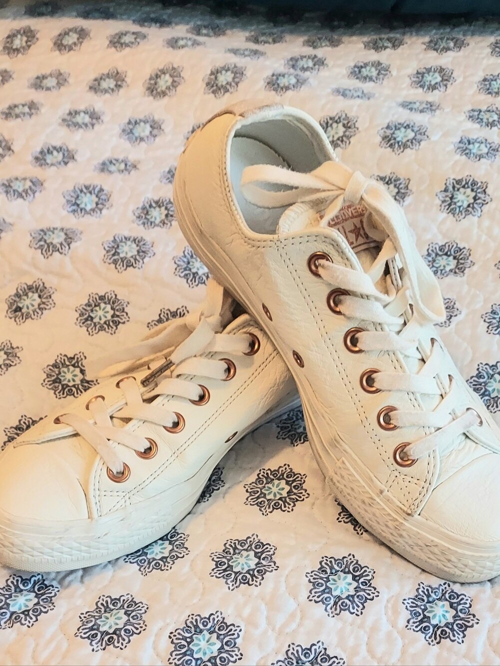 Converse Ladies Off white loTop Sneakers w Rose Gold Eyelets 7.5 leather upper